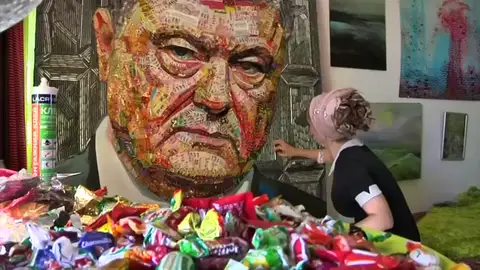 El curioso mosaico del presidente de Ucrania hecho con envoltorios y balas El curioso mosaico del presidente de Ucrania hecho con envoltorios y balas