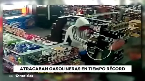 Atracan una gasolinera y se llevan además la cartera de un cliente y la recaudación de la máquina de tabaco en pocos segundos Atracan una gasolinera y se llevan además la cartera de un cliente y la recaudación de la máquina de tabaco en pocos segundos