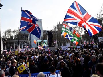 Manifestantes pro "brexit" participan en una protesta en el exterior del Parlamento en Londres 