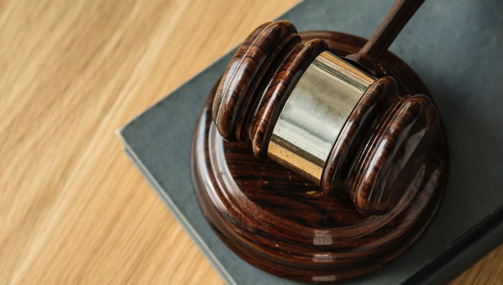 El mazo de un juez en un tribunal