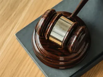 El mazo de un juez en un tribunal El mazo de un juez en un tribunal