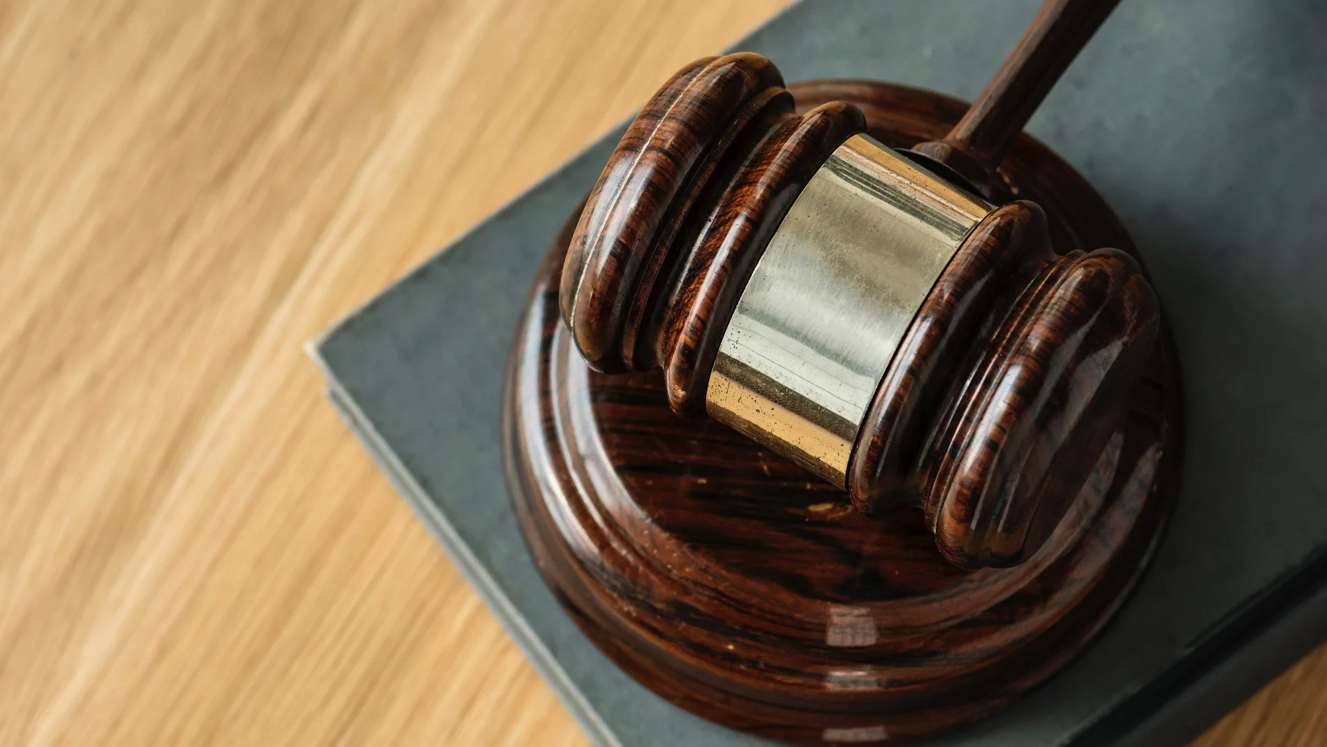 El mazo de un juez en un tribunal El mazo de un juez en un tribunal