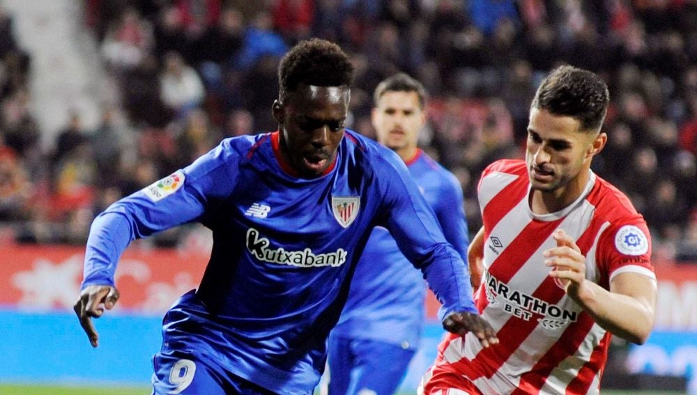 Iñaki Williams conduce el balón en el partido frente al Girona