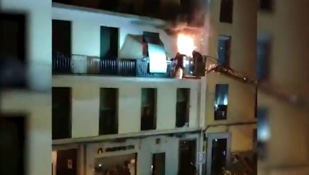 Rescatan a una persona y dos perros atrapados en un balcón por las llamas de un incendio en una vivienda de Madrid