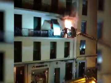 Rescatan a una persona y dos perros atrapados en un balcón por las llamas de un incendio en una vivienda de Madrid