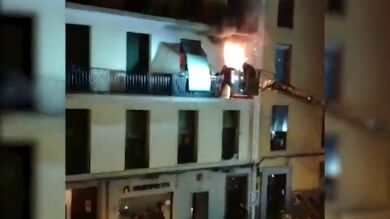 Rescatan a una mujer y dos perros atrapados en un balcón por las llamas de un incendio en una vivienda de Madrid