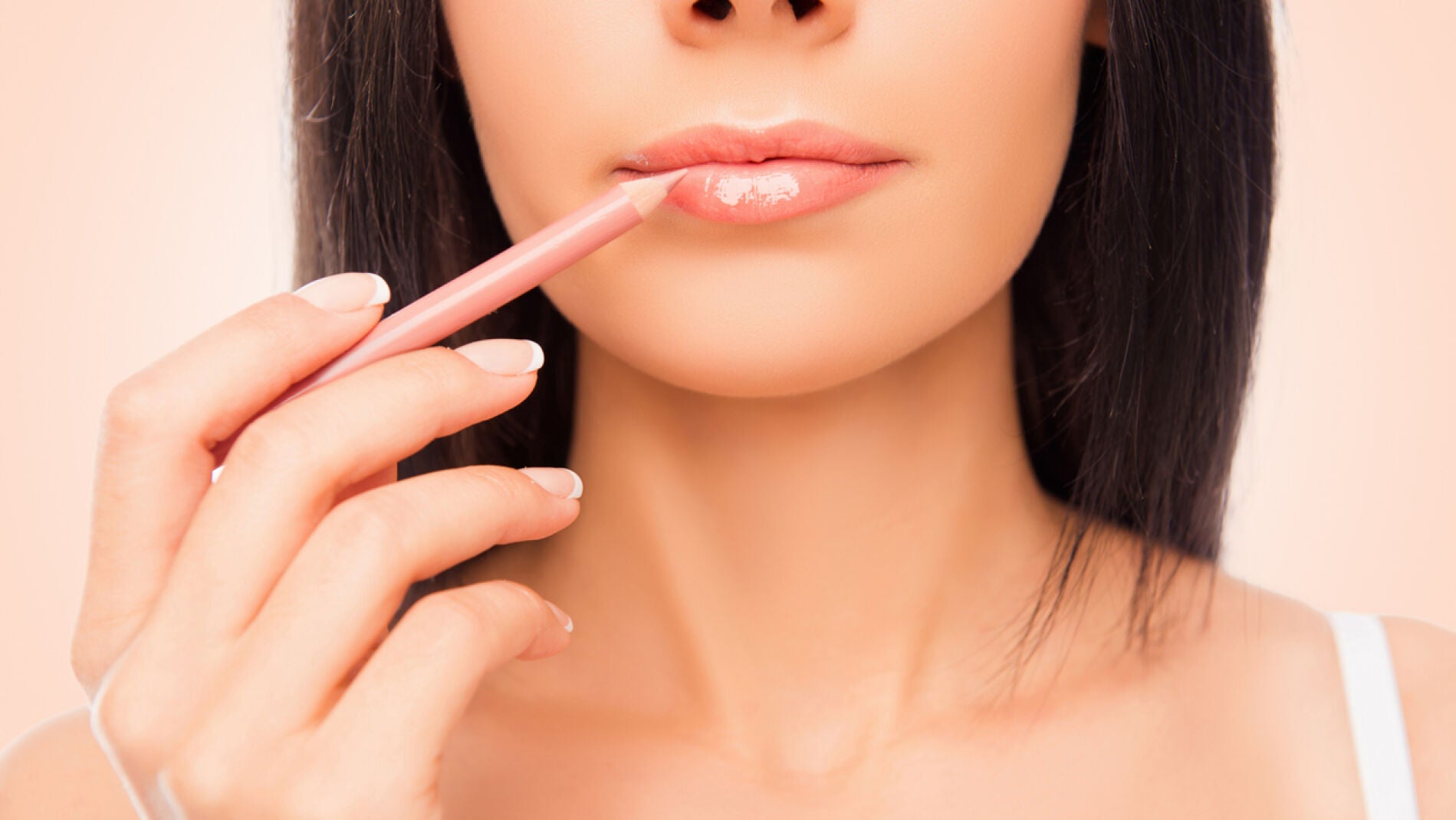 Una mujer se perfila los labios