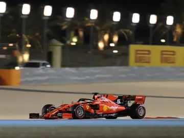 Sebastian Vettel rueda en el circuito de Sakhir Sebastian Vettel rueda en el circuito de Sakhir