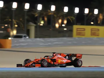 Sebastian Vettel rueda en el circuito de Sakhir Sebastian Vettel rueda en el circuito de Sakhir
