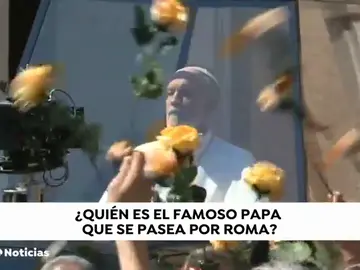 John Malkovich desfila frente al Vaticano como el 'nuevo Papa' en el rodaje de su nueva película John Malkovich desfila frente al Vaticano como el 'nuevo Papa' en el rodaje de su nueva película