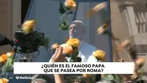 John Malkovich desfila frente al Vaticano como el 'nuevo Papa' en el rodaje de su nueva película John Malkovich desfila frente al Vaticano como el 'nuevo Papa' en el rodaje de su nueva película