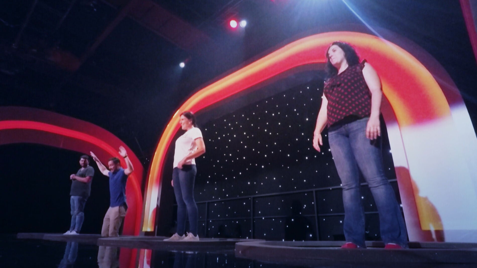 Los concursantes desconciertan a Silvia Abril con sus inesperadas respuestas en &lsquo;Acierta o Puerta&rsquo; 