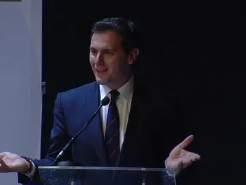 Rivera responde a Casado: "Ciudadanos no es el enemigo, es la solución" Rivera responde a Casado: "Ciudadanos no es el enemigo, es la solución"