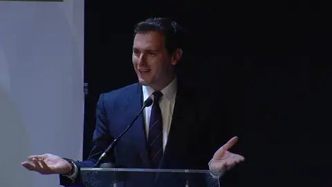 Rivera responde a Casado: "Ciudadanos no es el enemigo, es la solución" Rivera responde a Casado: "Ciudadanos no es el enemigo, es la solución"