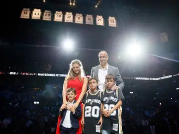 Ginobili, junto a su familia, con su camiseta colgada en lo alto del pabellón de los Spurs Ginobili, junto a su familia, con su camiseta colgada en lo alto del pabellón de los Spurs