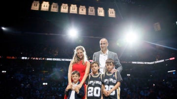 Ginobili, junto a su familia, con su camiseta colgada en lo alto del pabellón de los Spurs