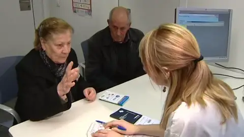 Profesionales sanitarios lanzan una campaña en apoyo al suministro de medicamentos con receta Profesionales sanitarios lanzan una campaña en apoyo al suministro de medicamentos con receta