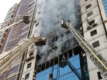 Incendio de un rascacielos en Bangladesh Incendio de un rascacielos en Bangladesh
