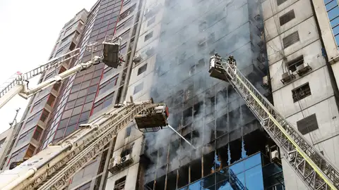 Incendio de un rascacielos en Bangladesh Incendio de un rascacielos en Bangladesh