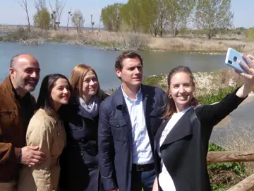 El líder de Ciudadanos y candidato a la presidencia del Gobierno, Albert Rivera, ha presentado este sábado en el Parque Nacional de Las Tablas de Daimiel, en Ciudad Real, un plan para luchar contra los residuos plásticos, la deforestación y el cambio climático en España. Rivera ha estado acompañado por la portavoz nacional de la formación y candidata al Congreso de los Diputados por Barcelona, Inés Arrimadas, y por la responsable del área de Medio Ambiente de la formación y candidata de Cs al Congreso por Santa Cruz de Tenerife, Melisa Rodríguez. El líder de Ciudadanos y candidato a la presidencia del Gobierno, Albert Rivera, ha presentado este sábado en el Parque Nacional de Las Tablas de Daimiel, en Ciudad Real, un plan para luchar contra los residuos plásticos, la deforestación y el cambio climático en España. Rivera ha estado acompañado por la portavoz nacional de la formación y candidata al Congreso de los Diputados por Barcelona, Inés Arrimadas, y por la responsable del área de Medio Ambiente de la formación y candidata de Cs al Congreso por Santa Cruz de Tenerife, Melisa Rodríguez.