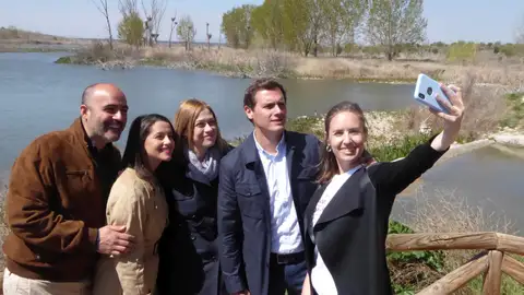 El líder de Ciudadanos y candidato a la presidencia del Gobierno, Albert Rivera, ha presentado este sábado en el Parque Nacional de Las Tablas de Daimiel, en Ciudad Real, un plan para luchar contra los residuos plásticos, la deforestación y el cambio climático en España. Rivera ha estado acompañado por la portavoz nacional de la formación y candidata al Congreso de los Diputados por Barcelona, Inés Arrimadas, y por la responsable del área de Medio Ambiente de la formación y candidata de Cs al Congreso por Santa Cruz de Tenerife, Melisa Rodríguez. El líder de Ciudadanos y candidato a la presidencia del Gobierno, Albert Rivera, ha presentado este sábado en el Parque Nacional de Las Tablas de Daimiel, en Ciudad Real, un plan para luchar contra los residuos plásticos, la deforestación y el cambio climático en España. Rivera ha estado acompañado por la portavoz nacional de la formación y candidata al Congreso de los Diputados por Barcelona, Inés Arrimadas, y por la responsable del área de Medio Ambiente de la formación y candidata de Cs al Congreso por Santa Cruz de Tenerife, Melisa Rodríguez.