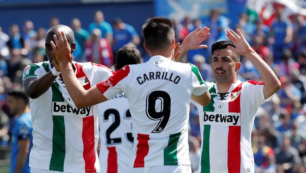 Los jugadores del Leganés celebran uno de los goles contra el Getafe