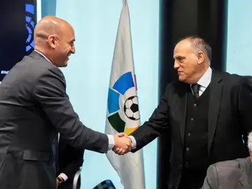Rubiales y Tebas se dan la mano Rubiales y Tebas se dan la mano