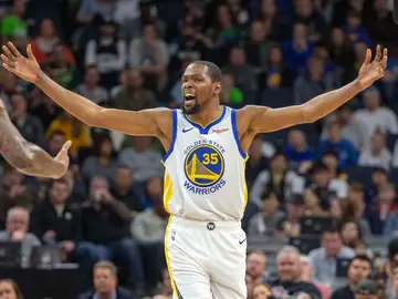 Durant protesta una decisión de los árbitros Durant protesta una decisión de los árbitros