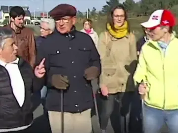 El médico de la localidad de Camelle, Fernando Cuadrado, caminando con sus pacientes El médico de la localidad de Camelle, Fernando Cuadrado, caminando con sus pacientes