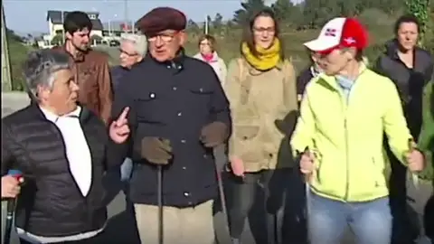 El médico de la localidad de Camelle, Fernando Cuadrado, caminando con sus pacientes El médico de la localidad de Camelle, Fernando Cuadrado, caminando con sus pacientes