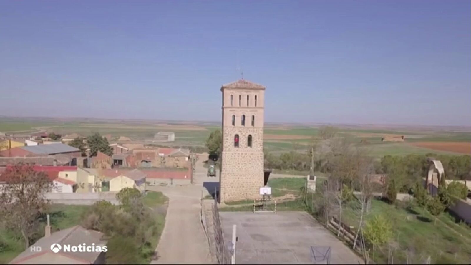 Los vecinos de Villalán de Campos, con diez habitantes, reconvierten la torre de su iglesia en un alojamiento para atraer turismo