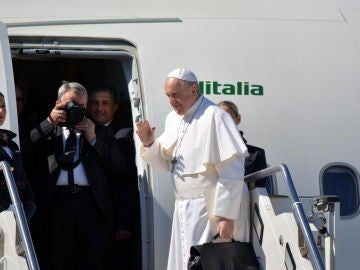 El Papa junto al avión que suele utilizar