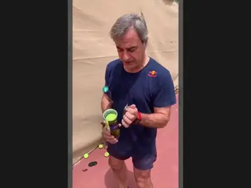 Duelo de campeones en la cancha: el partido de tenis entre Fernando Alonso y Carlos Sainz Duelo de campeones en la cancha: el partido de tenis entre Fernando Alonso y Carlos Sainz