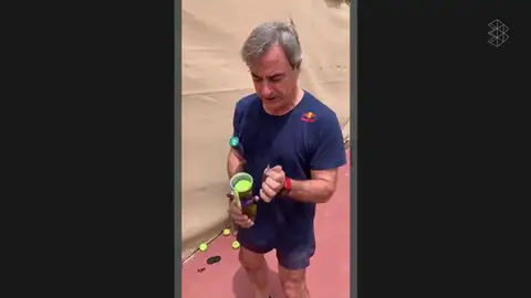 Duelo de campeones en la cancha: el partido de tenis entre Fernando Alonso y Carlos Sainz Duelo de campeones en la cancha: el partido de tenis entre Fernando Alonso y Carlos Sainz