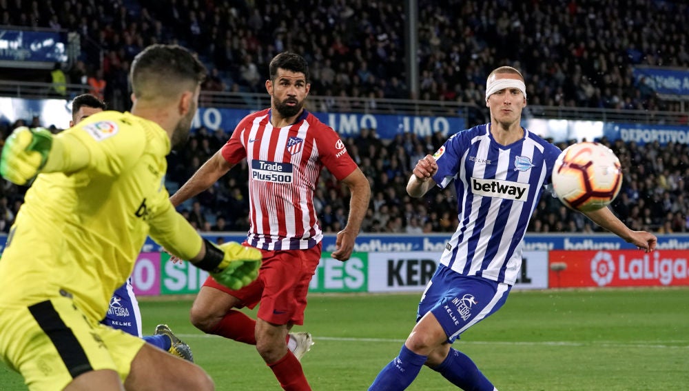 Momento del partido entre Alavés y Atlético de Madrid