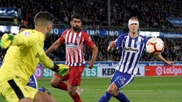 Momento del partido entre Alavés y Atlético de Madrid