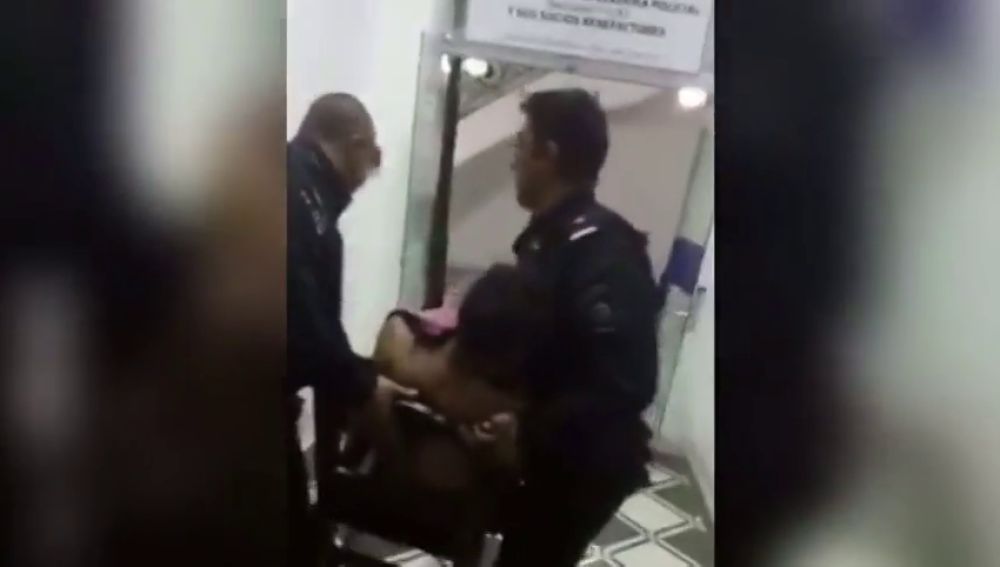 Brutales torturas de seis policías a una pareja gay en Argentina: 