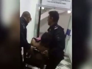 Brutal agresión de seis policías a una pareja gay en Argentina: "Me estrangularon los genitales"