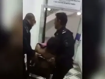Brutal agresión de seis policías a una pareja gay en Argentina: "Me estrangularon los genitales" Brutal agresión de seis policías a una pareja gay en Argentina: "Me estrangularon los genitales"