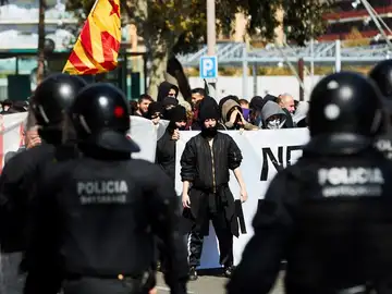 Los Mossos tratan de impedir el paso a los indenpendentistas Los Mossos tratan de impedir el paso a los indenpendentistas
