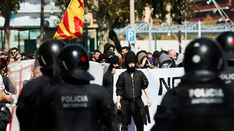 Los Mossos tratan de impedir el paso a los indenpendentistas Los Mossos tratan de impedir el paso a los indenpendentistas