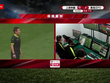 Polémica en el fútbol chino: usan un folio para decidir un fuera de juego en el VAR Polémica en el fútbol chino: usan un folio para decidir un fuera de juego en el VAR