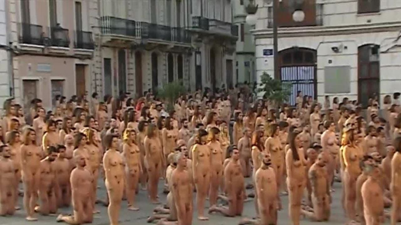 Miles de personas posan desnudas en Valencia por el empoderamiento de la mujer