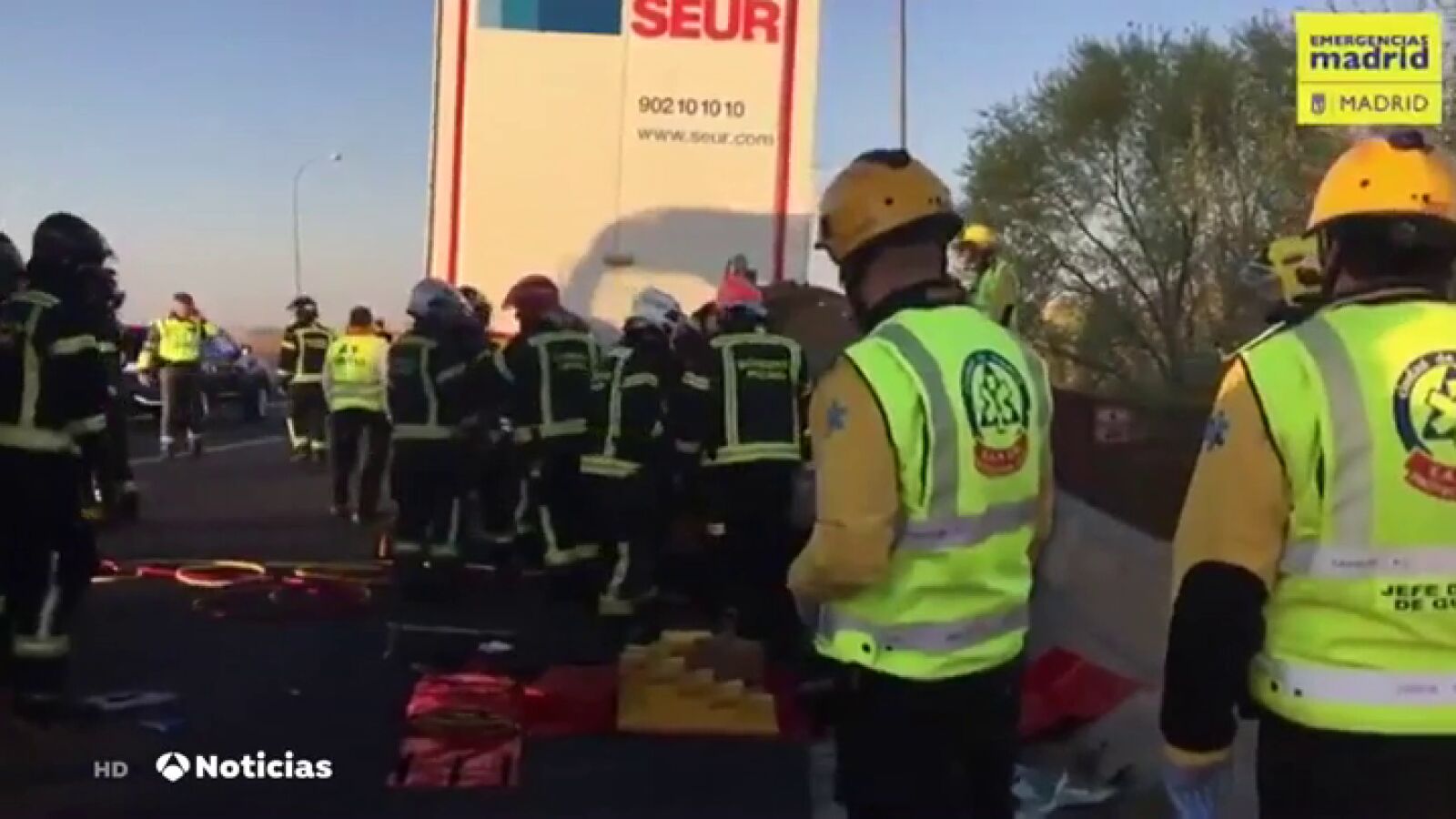 Muere un hombre de 35 años después de que su coche quedara empotrado en un camión