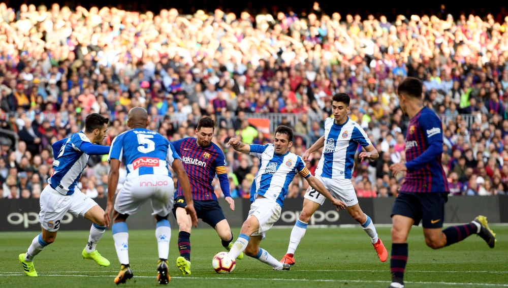 Momento del partido entre Barcelona y Espanyol