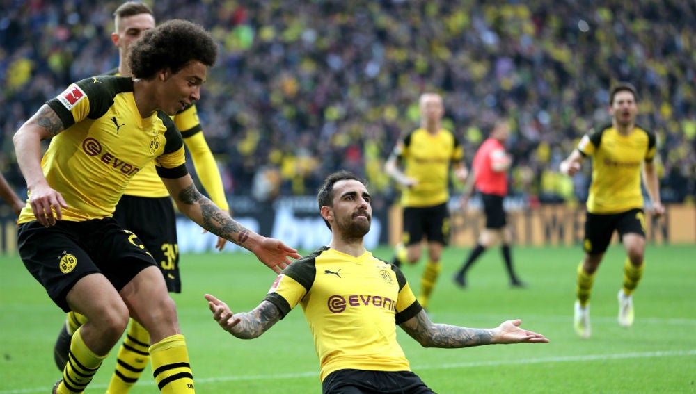 Paco Alcácer celebra un gol