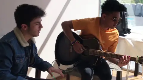 Lion, Andrés Martín y Javier Erro cantando 'Havana' Lion, Andrés Martín y Javier Erro cantando 'Havana'