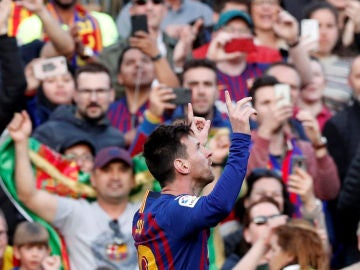 Messi celebra su gol de falta contra el Espanyol