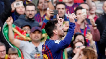 Messi celebra su gol de falta contra el Espanyol