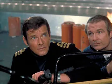 Shane Rimmer y Roger Moore en 'La espía que me amó' Shane Rimmer y Roger Moore en 'La espía que me amó'